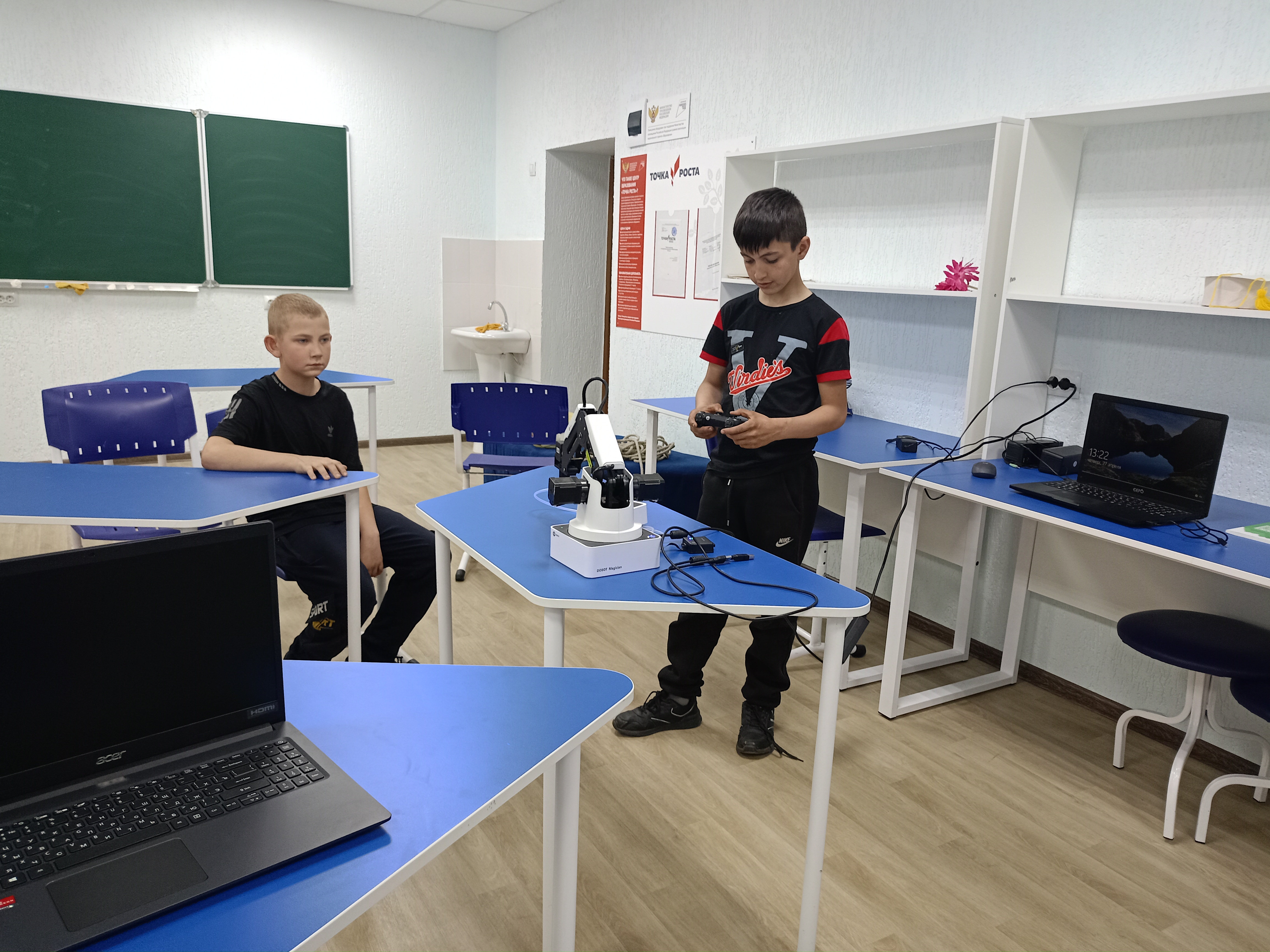 На  внеурочных занятиях по робототехнике.